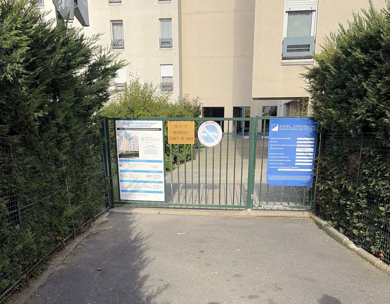 Panneaux d’affichage de travaux et de permis de construire à l’entrée d’une copropriété